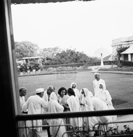 Téléchargez les photos : Mahatma Gandhi donnant de la nourriture aux moines et religieuses jaïns à Birla House Mumbai, 1945, R. D. Birla, Sushila Nayar, Manu Gandhi - en image libre de droit