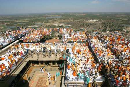 Téléchargez les photos : Des dévots pour Mahamasthakabhisheka, important festival Jain organisé tous les douze ans à Shravanabelagola, district de Hassan, État du Karnataka, Inde Février 2006 - en image libre de droit