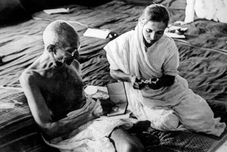 Téléchargez les photos : Mahatma gandhi avec un associé lors d'un congrès à Bombay au Maharashtra Inde 1940 - en image libre de droit