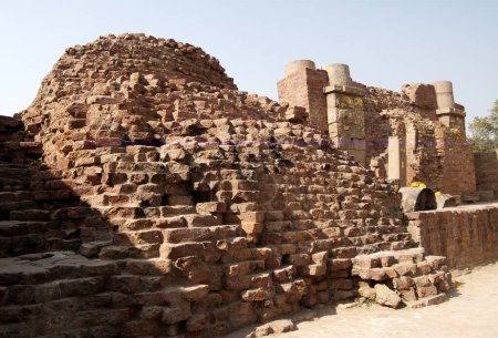 Téléchargez les photos : Les ruines de Sarnath ; où le seigneur Gautam Bouddha vivait près du Dhamekh Stupa Sarnath ; Uttar Pradesh ; Inde - en image libre de droit