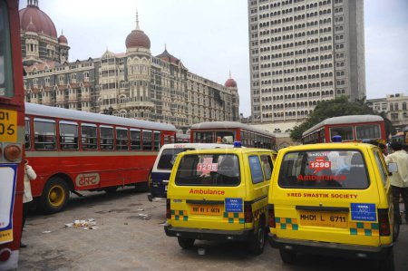 Téléchargez les photos : Ambulance et bus devant l'hôtel Taj Mahal ; après l'attaque terroriste de Deccan Moudjahidine le 26 novembre 2008 à Bombay Mumbai ; Maharashtra ; Inde - en image libre de droit
