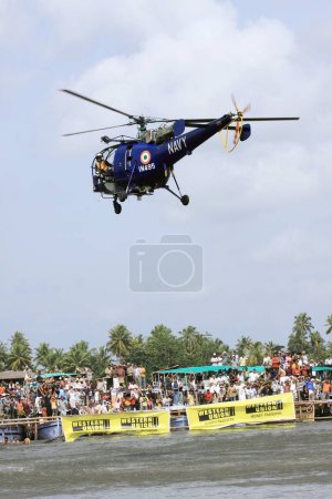 Téléchargez les photos : Un hélicoptère chetak de la marine indienne flotte au lac punnamada, Alleppey, Alappuzha, Kerala, Inde - en image libre de droit