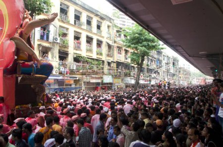 Téléchargez les photos : Procession de Ganesh sous survol avec une grande foule sur Ganpati Utsav Mumbai Inde Asie - en image libre de droit