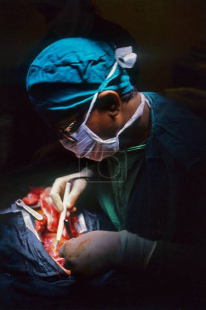 Foto de Médico realizando cirugía a corazón abierto - Imagen libre de derechos
