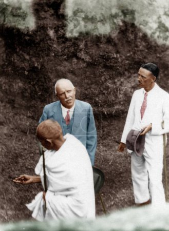 Foto de Mahatma Gandhi con su cirujano Col Maddock, India, Asia, agosto de 1924 - Imagen libre de derechos