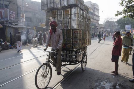 Téléchargez les photos : Homme portant des conteneurs d'étain sur tricycle au Bengale occidental Inde - en image libre de droit