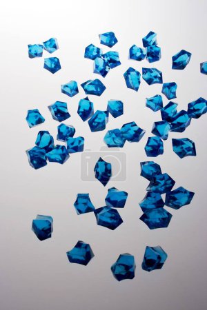 Foto de Muchas piezas de acrílico de color azul sobre fondo blanco - Imagen libre de derechos