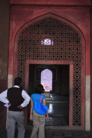 Téléchargez les photos : Touriste au tombeau de Humayun construit en 1570 en grès rouge, Delhi, Inde Patrimoine mondial de l'UNESCO - en image libre de droit
