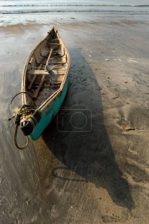 Foto de Barco de pescadores vacío en Uttan Beach; cerca de Bombay ahora Mumbai; Maharashtra; India - Imagen libre de derechos