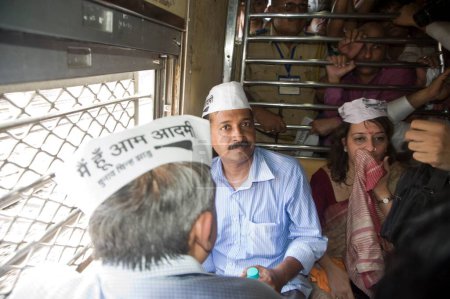 Téléchargez les photos : Aam Aadmi chef du parti Arvind Kejriwal avec Meera Sanyal dans le train local à Bombay Maharashtra Inde Asie - en image libre de droit