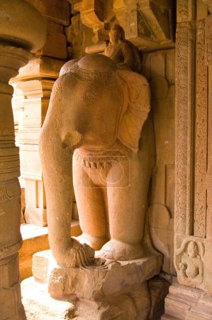 Éléphant sculpté dans le temple jain, Patadkal, Bagalkot, Karnataka, Inde