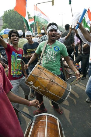 Téléchargez les photos : Anna Hazare Supporters jouer du tambour à Ramlila Maidan nouveau delhi Inde Asie - en image libre de droit