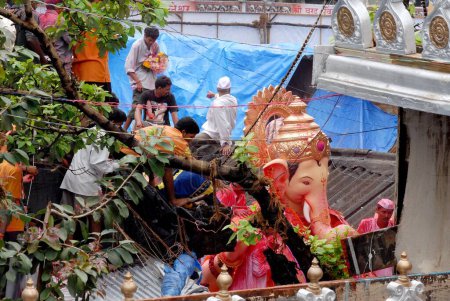 Téléchargez les photos : Lalbaugcha Raja (dieu tête d'éléphant) en immersion dans la mer au Girgaum Chowpatty, festival ganesh ganpati, Bombay maintenant Mumbai, maharashtra, Inde - en image libre de droit
