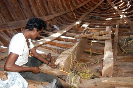 Foto de Comunidad de pescadores construye barcos para la pesca en Colaba Fishermans colonia en Bombay ahora Mumbai, Maharashtra, India - Imagen libre de derechos