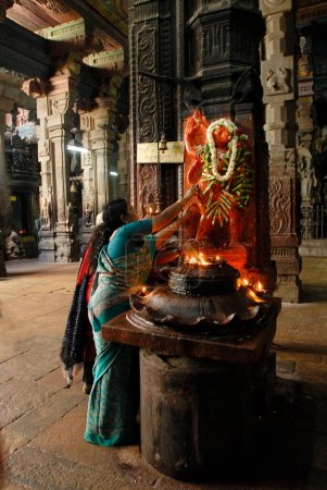 Téléchargez les photos : Femme adorant le seigneur Hanuman dans le kambattadi Mandapa dans le temple Sri Meenakshi Amman ; Madurai ; Tamil Nadu ; Inde MR6 - en image libre de droit