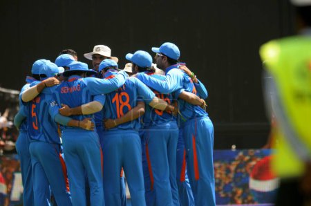 Foto de El equipo indio de cricket se reúne antes del inicio de la final de la Copa Mundial de Cricket de la CCI contra Sri Lanka que se jugará en el estadio Wankhede en Mumbai el 02 de abril de 2011. - Imagen libre de derechos