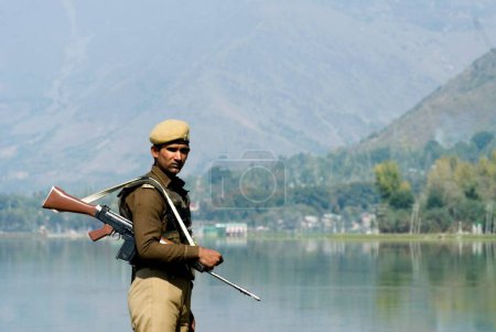 Téléchargez les photos : Une mâchoire de police garde le lac Dal à srinagar ; Jammu-et-Cachemire ; Inde - en image libre de droit