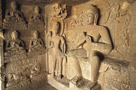 Estatuas de Buda en el templo cueva hinyana pandav cuevas del primer siglo aC al segundo siglo dC; Satavahana; Nasik; Maharashtra; India