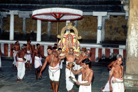 Téléchargez les photos : Déité ourchave de varadarajaswamy en procession dans le temple Varadarajar, Kanchipuram, Tamil Nadu, Inde - en image libre de droit