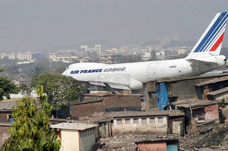 Foto de Avión de carga de Air France se prepara para despegar del aeropuerto de Sahar Aeropuerto Internacional de Chatrapati Shivaji en Bombay Mumbai, Maharashtra, India - Imagen libre de derechos