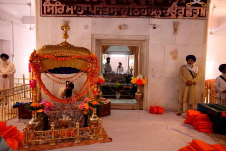 Téléchargez les photos : Vue de l'intérieur de Anandpur sahib Gurudwara situé dans le quartier de Rupnagar au Pendjab, en Inde - en image libre de droit