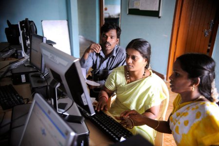 Téléchargez les photos : Femmes rurales exploitant des ordinateurs par ngo kshtriya gramin services financiers par la fondation IFMR, Thanjavur, Tamil Nadu, Inde - en image libre de droit