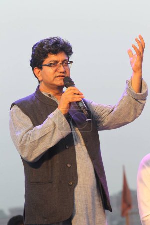 Téléchargez les photos : Prasoon Joshi, poète, écrivain, parolier, scénariste, spécialiste de la communication, spécialiste du marketing, lancement de Manikarnika, Varanasi, Inde, 4 mai 2017 - en image libre de droit
