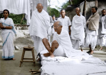 Téléchargez les photos : Mahatma Gandhi lors d'une visite à Noakhali, Bangladesh, Asie, décembre 1946 - en image libre de droit