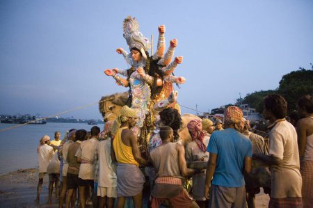Téléchargez les photos : Adieu de la Durga Idol dans l'eau de la rivière HooApproximativement Visarjan, Durga Pooja dassera Vijayadasami Festival, Calcutta Kolkata, Bengale occidental, Inde - en image libre de droit