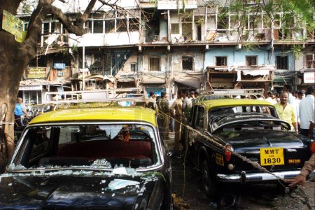 Téléchargez les photos : Autres taxis endommagés par de puissants explosifs stationnés à Zaveri Bazaar dans la zone animée de Kalbadevi, Bombay Mumbai, Maharashtra, Inde 26 août 2003 - en image libre de droit