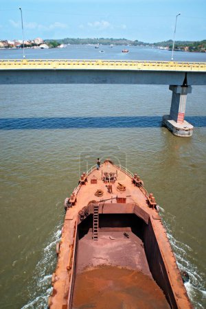 Téléchargez les photos : Minerai de fer transporté par bateau sur la rivière Mandovi Panji, Goa, Inde - en image libre de droit