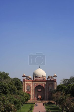 West gate , main entrance to Humayun's tomb built in 1570 made from red sandstone and white marble first garden-tomb on Indian subcontinent persian influence in mughal architecture , Delhi, India UNESCO World Heritage Site