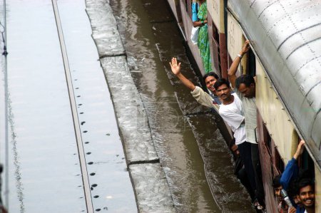 Foto de Tren local pasa por vías férreas inundadas causadas por fuertes lluvias en Bombay Mumbai; Maharashtra; India - Imagen libre de derechos