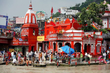 Foto de Templos cerca del Har Ki Pauri significa literalmente Pasos del Señor es considerado el Ghat más sagrado de Haridwar en las orillas del río Ganga, Uttaranchal, India - Imagen libre de derechos