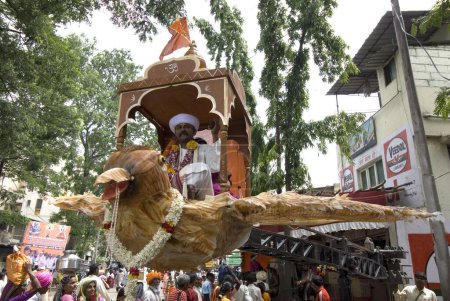 Heiliger Tukaram sitzt auf einem großen Adler in einer Vari-Prozession in Pune; Maharashtra; Indien