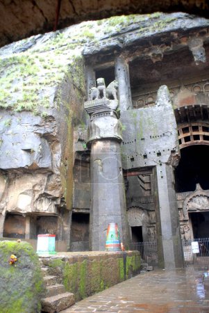 Téléchargez les photos : Grottes bouddhistes Karla meilleurs exemples de grottes anciennes taillées dans la roche construites au IIIe siècle avant JC par le moine bouddhiste, Karla, Maharashtra, Inde - en image libre de droit