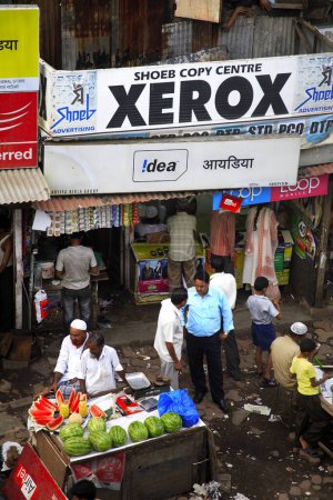Foto de Tienda Xerox y vendedor de sandía; Behram Naupada; Anant Kanekar Marg; Bandra; Bombay Mumbai; Maharashtra; India 9-septiembre-2009 - Imagen libre de derechos