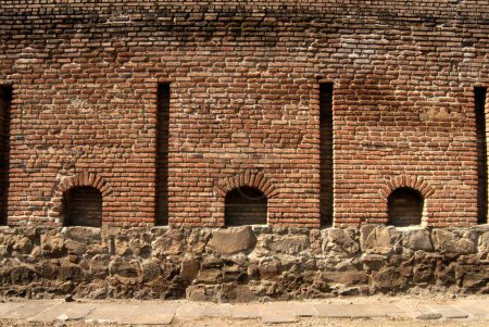 Téléchargez les photos : Ruines du rempart de Shaniwarwada construit en maçonnerie de briques brûlées et en maçonnerie de gravats non courus ; Pune ; Maharashtra ; Inde - en image libre de droit