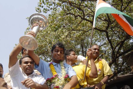 Téléchargez les photos : La fileuse de bras gauche Iqbal Abdulla accueillie après avoir remporté la Coupe du monde de cricket U, 19, Bombay maintenant Mumbai, Maharashtra, Inde - en image libre de droit