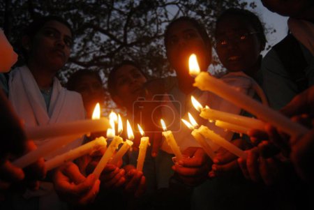 Téléchargez les photos : Manifestation aux chandelles des étudiants du Diplôme d "éducation (Ded) à Azad Maidan à Bombay maintenant Mumbai, Maharashtra, Inde - en image libre de droit