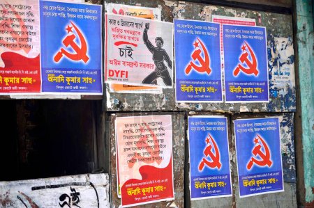 Téléchargez les photos : Affiches d'un Parti communiste marxiste CPM avec le symbole du parti sur le mur d'une localité à Kolkata Inde - en image libre de droit