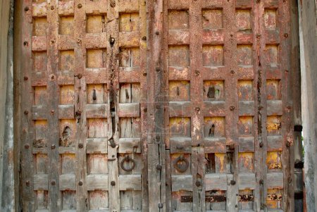 Téléchargez les photos : Porte en bois du temple Shiva ; Pulicat Pazhaverkadu ; Tamil Nadu ; Inde - en image libre de droit