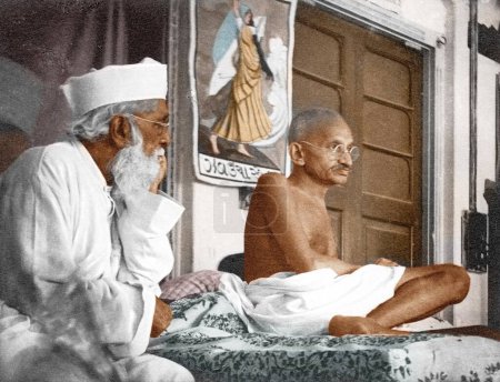 Téléchargez les photos : Mahatma Gandhi avec Abbas Tyabji lors de sa tournée Harijan, Kathiawad, Inde, Asie, 1er juillet 1934 - en image libre de droit