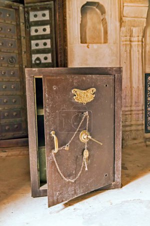 Téléchargez les photos : Coffre-fort en métal antique, Morarka Haveli Museum, Nawalgarh, Shekhawati, Rajasthan, Inde, Asie - en image libre de droit