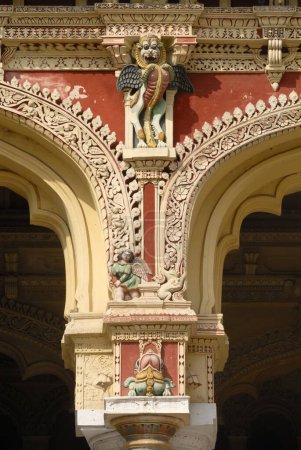 Téléchargez les photos : Vue rapprochée du splendide stuc du palais Thirumalai Nayak (Naick) construit en 1636 dans le style indo-saracénique à Madurai ; Tamil Nadu ; Inde - en image libre de droit