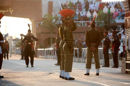 Foto de Soldados de las fuerzas de seguridad de la frontera india y contrapartes paquistaníes preparándose para la ceremonia de cambio de guardia en la frontera de Wagah, Amritsar, Punjab, India - Imagen libre de derechos