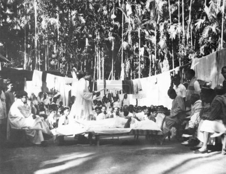 Foto de Mahatma Gandhi descansando durante su marcha por la zona afectada por los disturbios de Noakhali Bengala Oriental, noviembre - Imagen libre de derechos