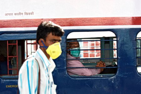 Téléchargez les photos : Visage couvert de protection contre la grippe porcine, Bombay Mumbai, Maharashtra, Inde 12-août-2009 - en image libre de droit