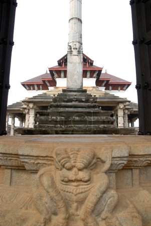 Téléchargez les photos : Temple Jain de 1000 piliers dans le district de Moodbidri ; Kanara du Nord ; Karnataka ; Inde - en image libre de droit