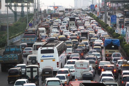Foto de Tráfico en la autopista expreso occidental, Bandra, Bombay Mumbai, Maharashtra, India - Imagen libre de derechos